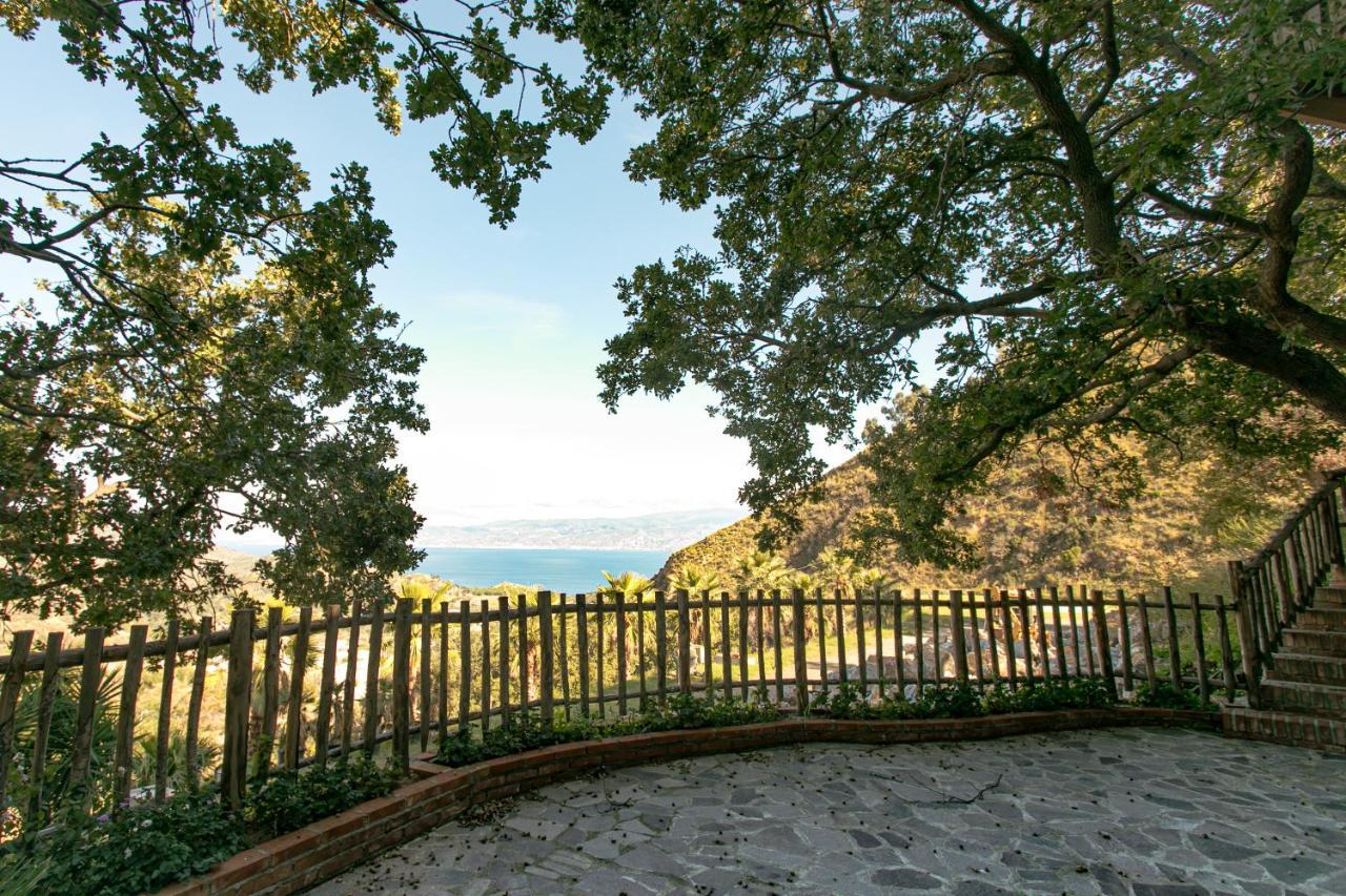 B & B Le Casette Sull'Albero Di Villa Alba Messina Eksteriør bilde